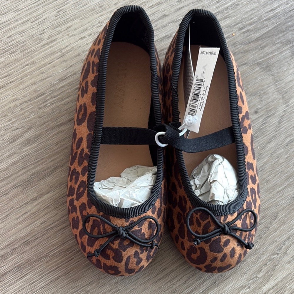 Old Navy Brown and Black Dress Shoes with Elegant Style